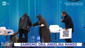 VIDEO Mauro Coruzzi caduto a Sanremo, soccorso da Angelina e Liorni