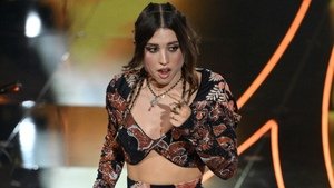 Angelina Mango cade a Sanremo, pubblico in delirio e standing ovation