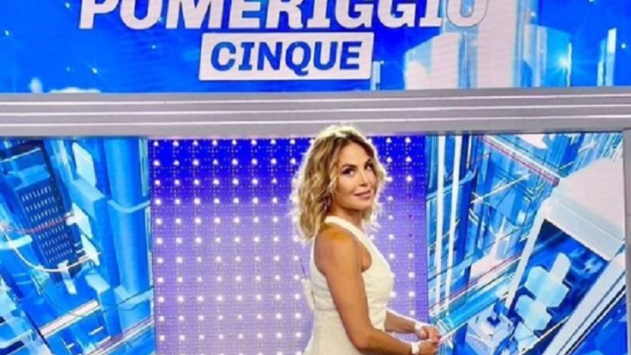 Barbara D’Urso costretta ad annullare le ferie? Mediaset prende una decisione inattesa