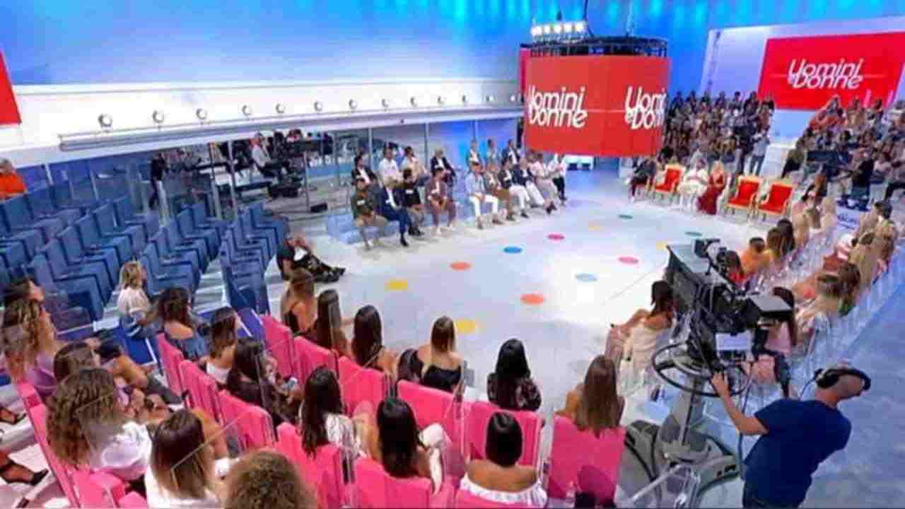 Uomini e Donne, ex cavaliere sbugiarda programma: concorrenti privilegiati