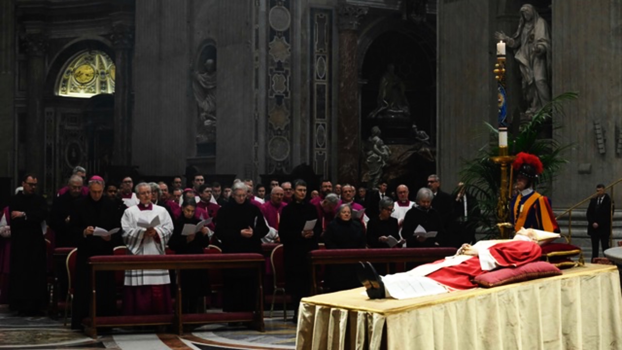 Funerali Benedetto XVI in tv, variazioni Mediaset e Rai: chi non va in onda