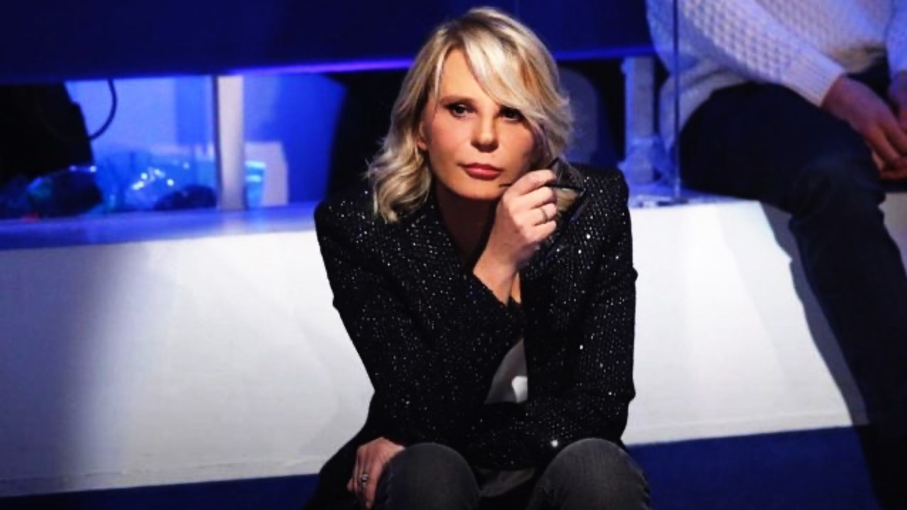 C’è Posta Per Te non va in onda, sospeso Amici 22: Maria De Filippi in lutto