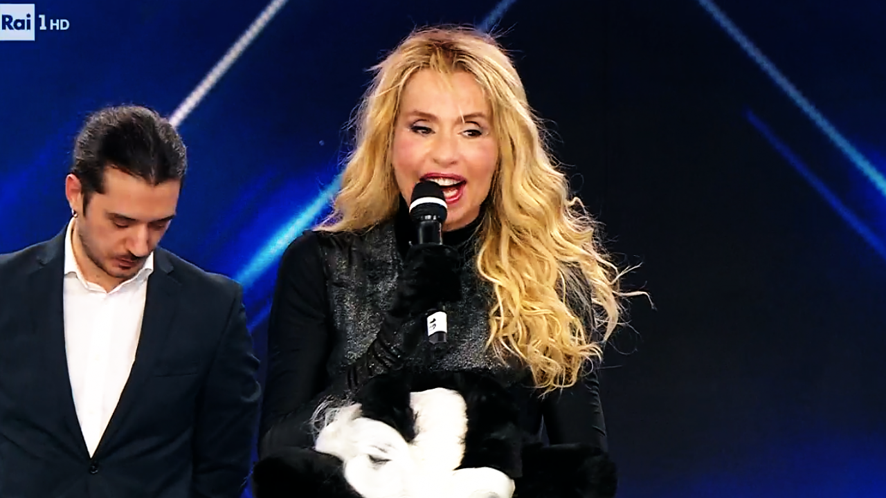 Valeria Marini è Scoiattolo Nero: problemi per Carlucci al Cantante Mascherato