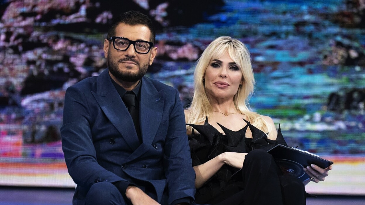 Enrico Papi via da Mediaset? Contratto in scadenza e verità su lite all’Isola