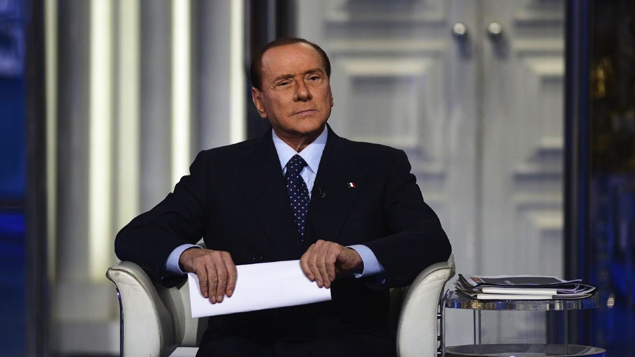 Morte Berlusconi: palinsesti Mediaset, Rai e La7 stravolti. Le variazioni