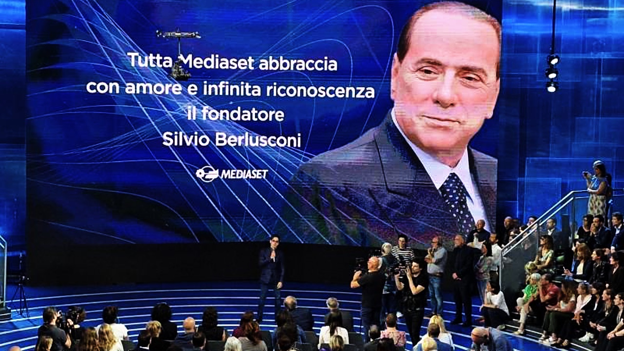 Pier Silvio Berlusconi a Mediaset dopo funerali: sorpresa dei dipendenti (VIDEO)