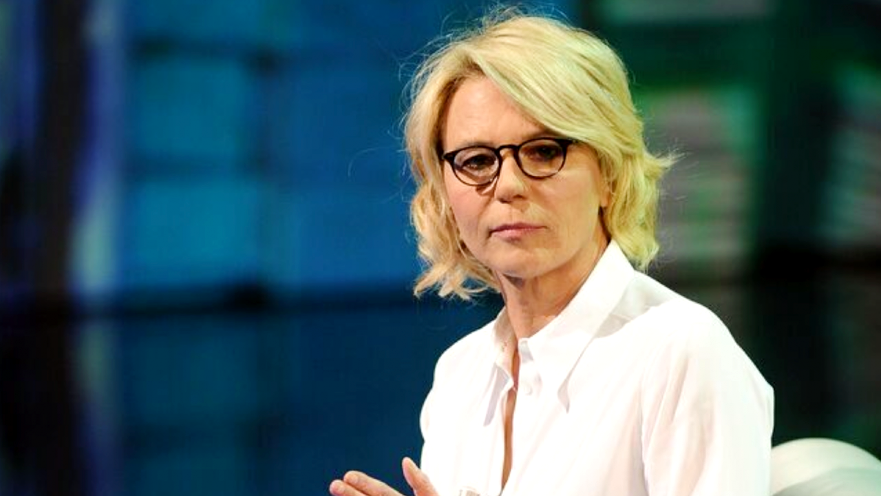 Maria De Filippi irriconoscibile in vacanza: sfottò social (FOTO)