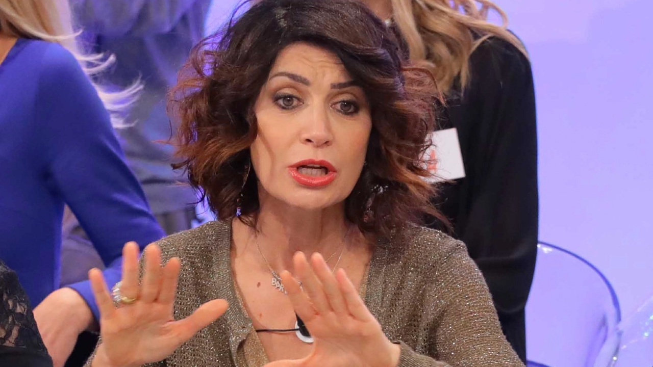 Uomini e Donne: Barbara De Santi denunciata per stalking da ex Trono Over