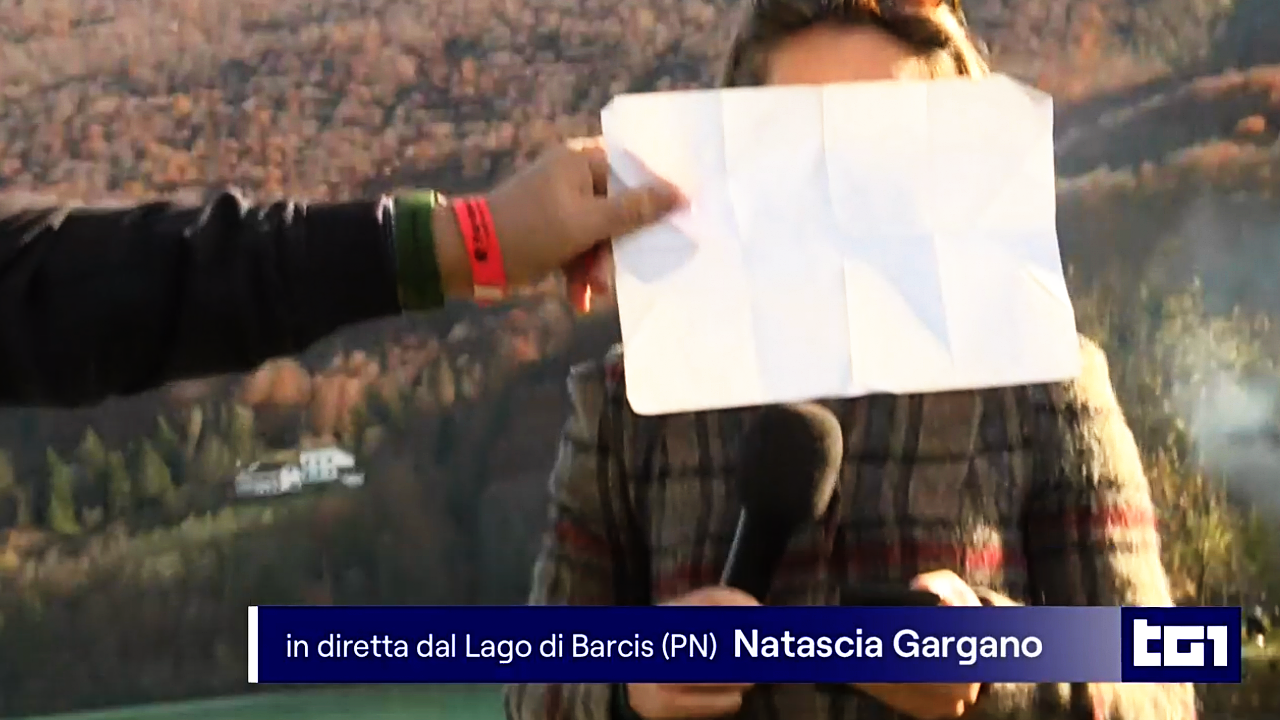 TG1 che gaffe! Inviata coperta e ignorata in diretta. Il VIDEO