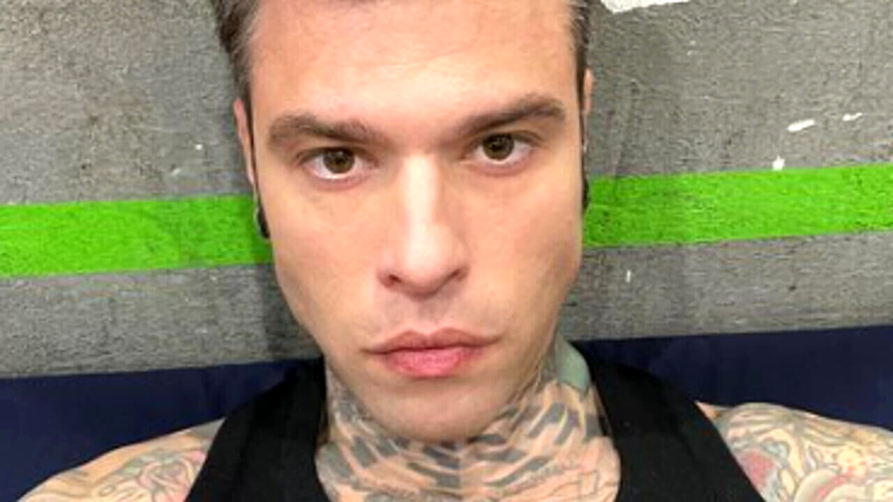 Fedez assente al Tim Summer Hits: «Purtroppo non sta molto bene»