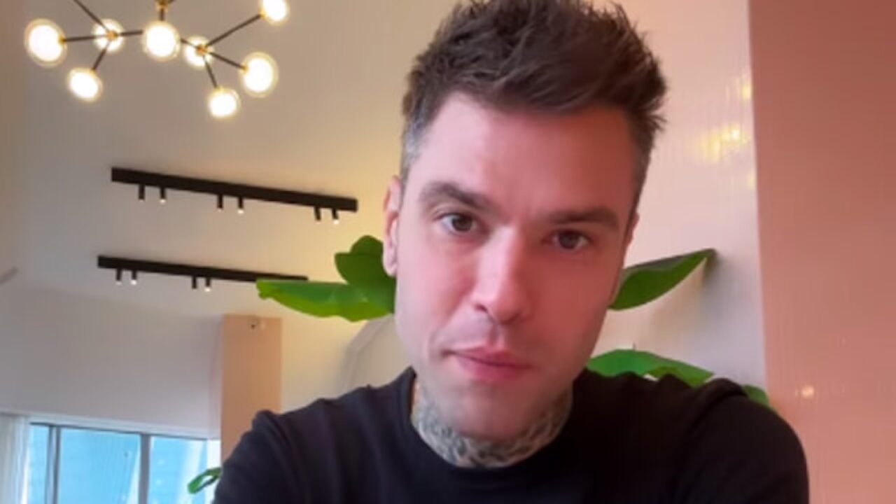 Fedez beccato con una nuova ragazza: FOTO di baci e massaggi osé