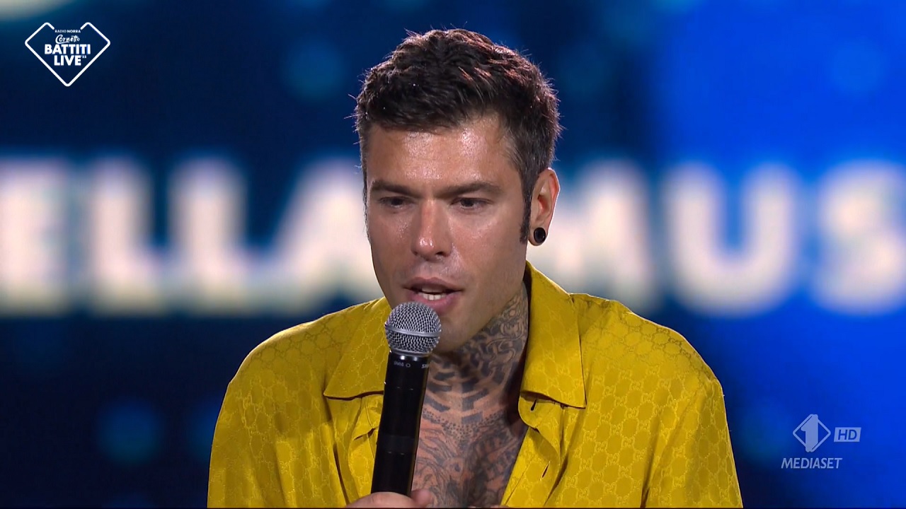 Fedez in imbarazzo a Battiti Live a causa di una fan: gaffe e polemiche sul web