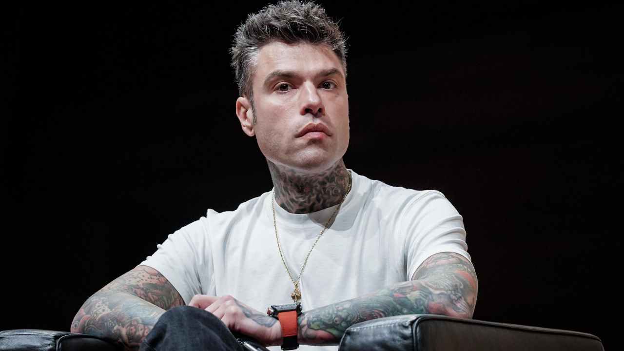 Fedez dice la sua sul ricovero ma qualcosa non torna: cos’è accaduto