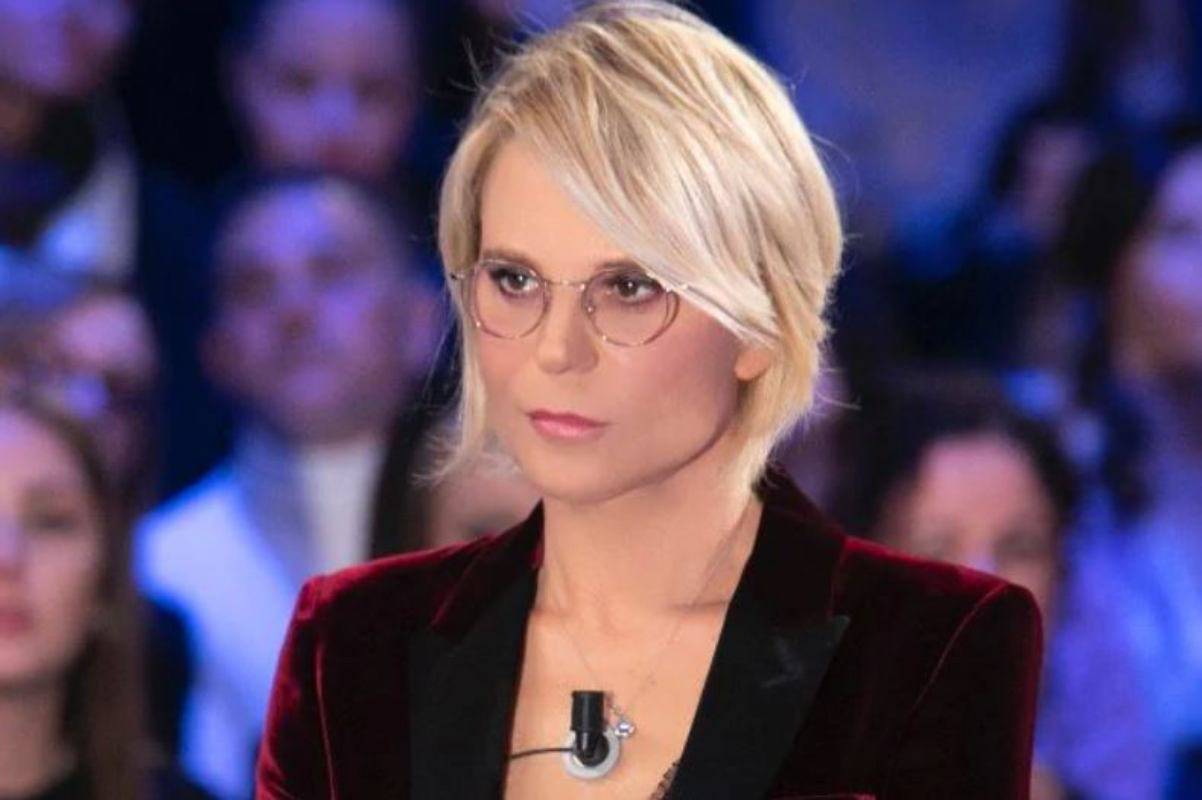 Uomini e Donne: Maria De Filippi dice basta ai tronisti troppo legati ai social