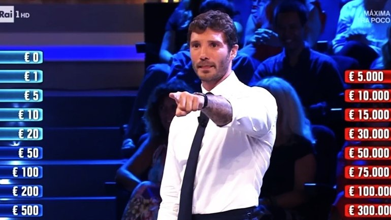 Ascolti Affari Tuoi Stefano De Martino, è boom alla prima: superato Amadeus