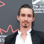 The Umbrella Academy 2: chi è Robert Sheenan, l’attore che interpreta Klaus