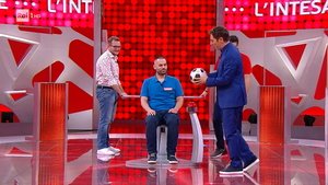 Reazione a Catena, Marco Liorni con il pallone in studio: arriva lo stop per i Monelli