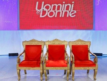 Uomini e Donne news, un corteggiatore e una corteggiatrice lasciano lo studio