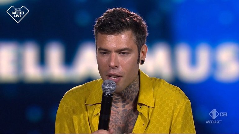 Fedez in imbarazzo a Battiti Live a causa di una fan: gaffe e polemiche sul web