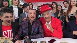 Fiorello chiude Viva Rai2: la gag con Amadeus e la stoccata su NOVE