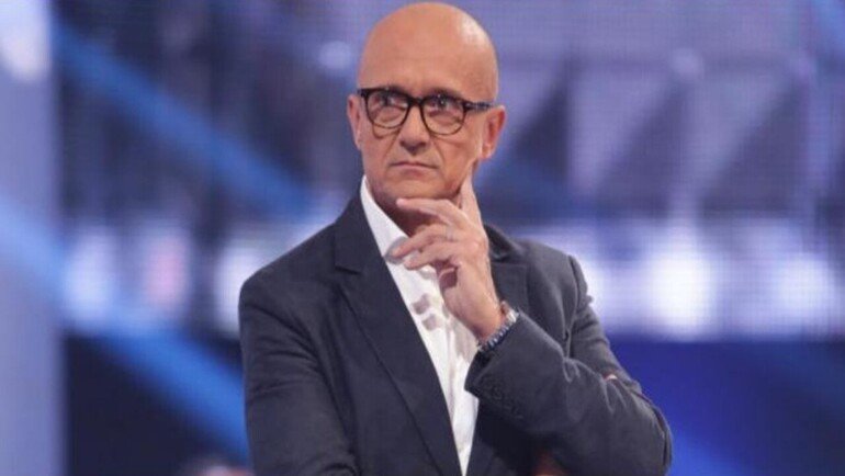 GF Vip 7: Alfonso Signorini corteggia una nota opinionista. Ecco chi è