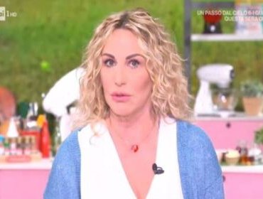 È sempre mezzogiorno, Antonella Clerici si sfoga: «Sveglia dalle 6»