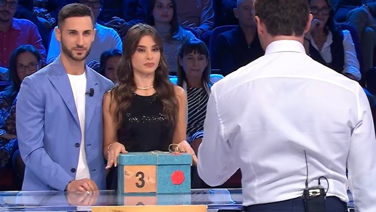 Affari Tuoi, Francesca trova tutti i pacchi blu ma non vince granché: tonfo in studio