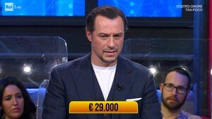 Ascolti Tv 28 febbraio, Stefano Accorsi ai Soliti Ignoti esulta con Amadeus nel finale