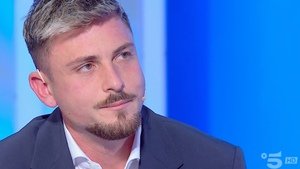 C'è Posta, Alessandro traditore. «Fai l'uomo!», padre di Lina lo umilia