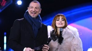 Amadeus fa gaffe a Capodanno e salva countdown con Annalisa sul palco