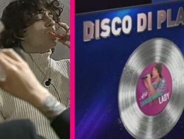 Amici 20, Sangiovanni festeggia il disco di platino: ecco chi gli ruba la scena