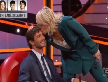 Amici, Stefano De Martino commosso: Maria De Filippi lo bacia