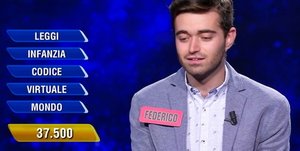 L’Eredità, Federico sbaglia gioco e Flavio Insinna tira in ballo Mia Martini