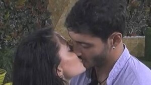 Grande Fratello, scatta il bacio tra Shaila Gatta e Javier Martinez (Video)