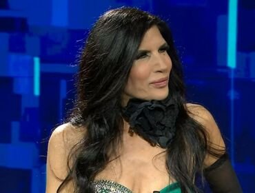 Perché Pamela Prati si copre sempre il collo in tv