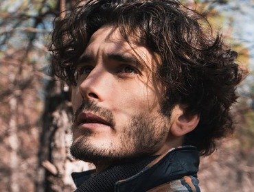 Gli eredi della terra, Yon González: “Colpi di scena e situazioni folli”