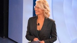 Abito Maria De Filippi C’è Posta, brilla con doppiopetto: marca e prezzo