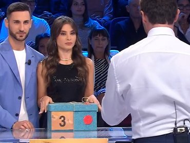 Affari Tuoi, Francesca trova tutti i pacchi blu ma non vince granché: tonfo in studio